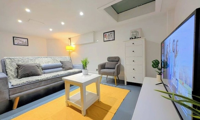 Brixton Hill Maison | 2BR unique basement living room with Netflix TV and sofa bed