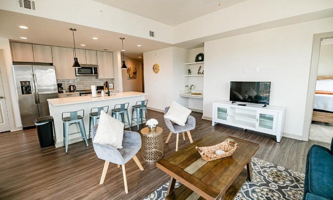 Third Ward Appartement | 2BR Uptown Furnished Apartment near Truist Fields apts