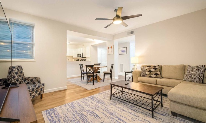 DeBaliviere Place Appartement | 2BR w King Bed Pool Steps to Forest Park CWE