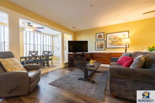 Branson Maison | 2BR Walk-In Condo - Near the 76 Strip - Pool - FREE TICKETS INCLUDED - CLC-7