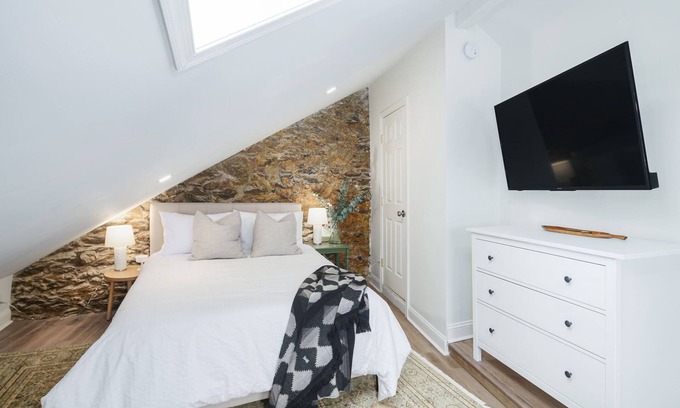 Manayunk Appartement | 2BR with Balcony, Views & Parking