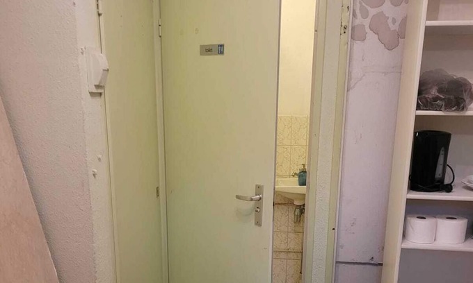 Duivendrecht Appartement | 2mx3m unit near metro station van der Madeweg