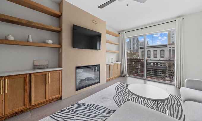 East Village Appartement | 2nd Floor Gaslamp Views on 5th Ave