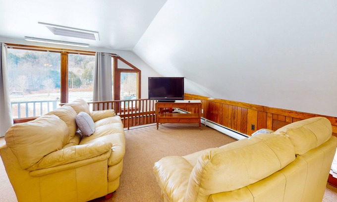 Rochester Appartement | 2nd-floor riverfront studio with mountain views, firepit, 2 canoes, & partial AC