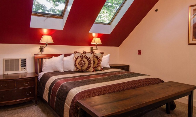 Shelburne Lit Et Petit-Déjeuner | Suite romantique avec bain à remous et petit déjeuner complet au centre-ville de Shelburne, Vermont