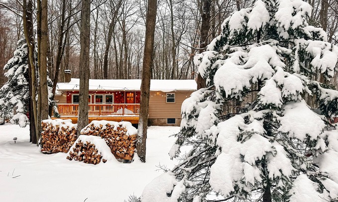 Pocono Lake Cabine | Golf Cart available. Dog-Friendly Cozy Cabin. Fireplace, Kayaks & Game Room.