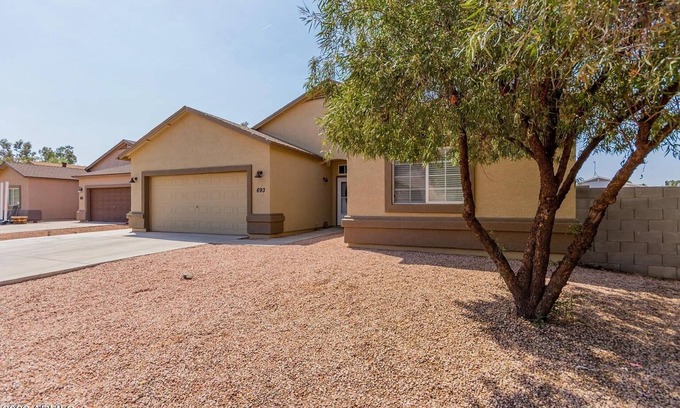 Eleven Mile Corner Maison | 3/2 Home in Peaceful Neighborhood close to Golf, Nature, Skydiving Pet-Friendly