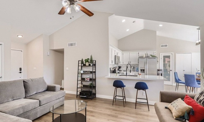 Glendale Maison | 3/2 Quiet Home w/Pool w/in driving distance of major shopping and entertainment.