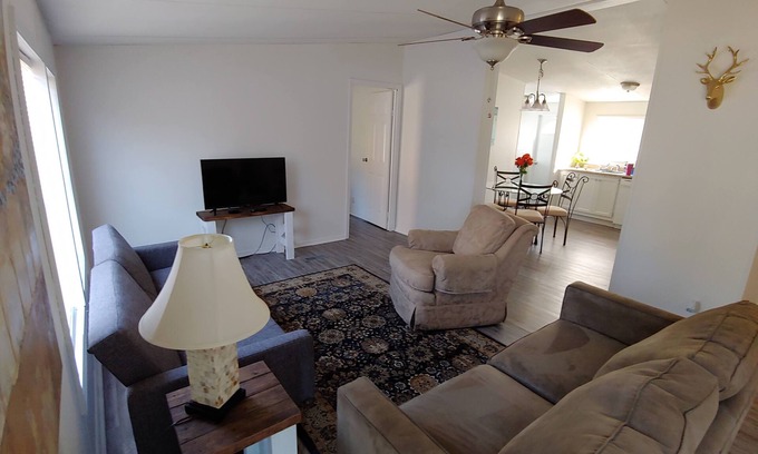 Longview Maison | 3/2 Quiet neighborhood, just outside of Town