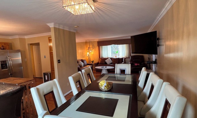 Silver Spring Maison | 3-B rooms 5 beds & 2 BR Spacious House 1 mile from downtown with 2 free parking.