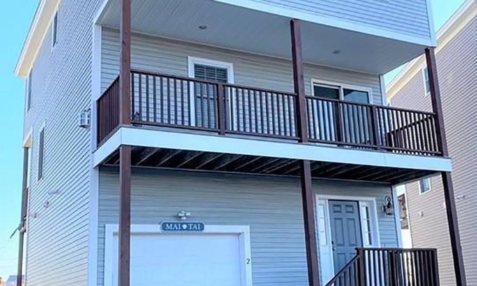 Salisbury Beach Maison | 3-bd/3-bth, short walk to Salisbury beach and center - Winter Rentals Available