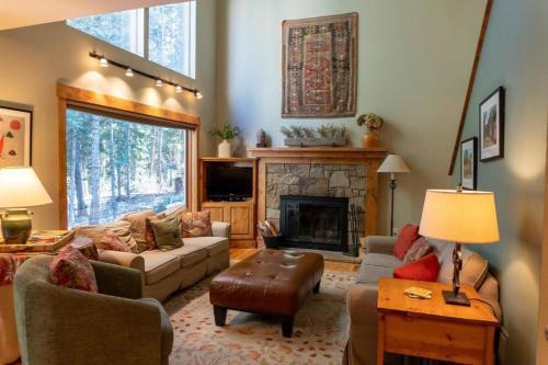 Warrior's Mark Maison | 3 BDR Mountain Home with Hot Tub Minutes to Lifts