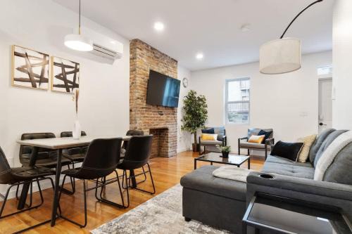 Central Northside Maison | 3 BDRM 2 and a Half Bath - House Private Yard Duplex