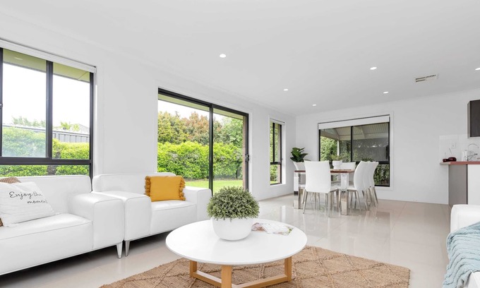 Mount Barker Maison | 3 Bdrm, 2 Bthrm House With Aircon & Outdoor Dining