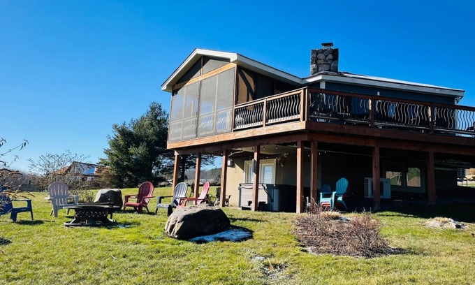 Paradise Point Maison | 3 Bears Lodge | Enjoy a Private Hot Tub & Lake Access!