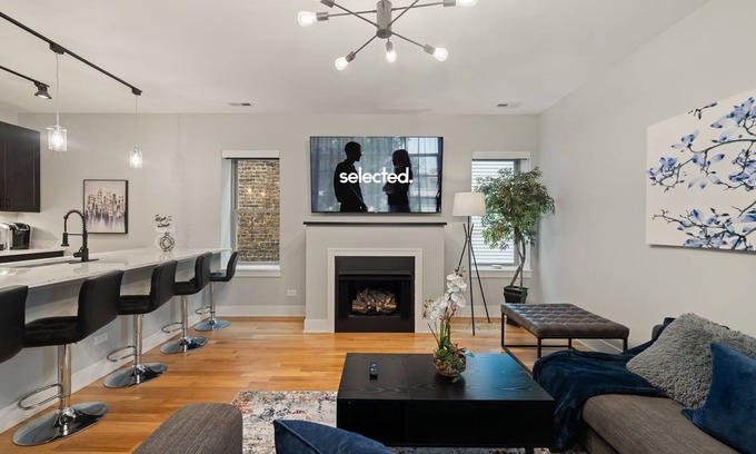 Heart of Chicago Appartement | 3 Bed 2.5 Bath Chicago Retreat w Balcony & Parking