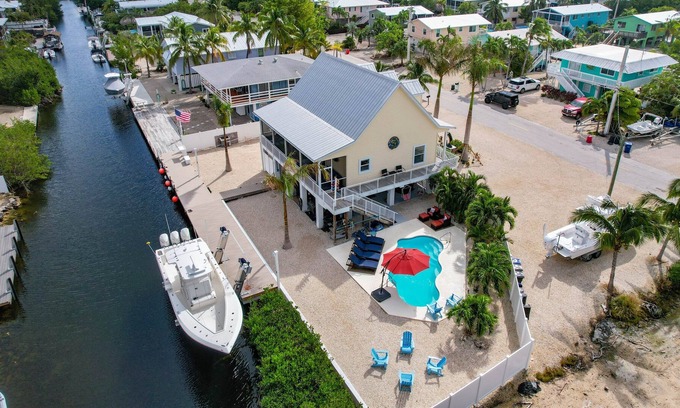 Breezeswept Beach Estates Maison | 3 Bed/2 Bath Canal Front Home in Ramrod Key 80' Dock and Pool