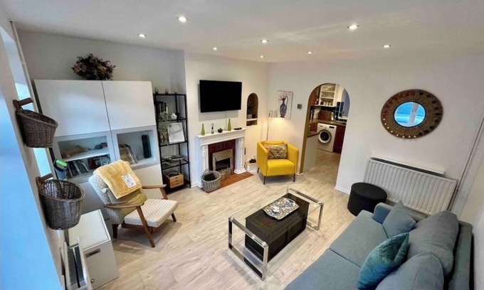 West Byfleet Maison | 3 Bed, 2 Bath House with parking & Garden, Brooklands Weybridge SW London