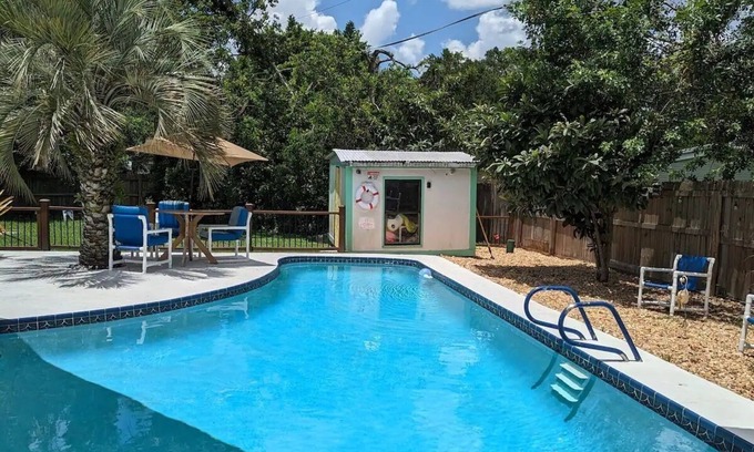 Cocoa Maison | 3 bed / 2 bath house with tropical backyard, pool, fenced yard, hammock