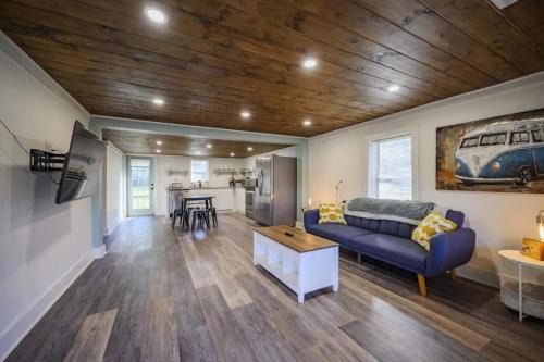 Decherd Maison | 3 Bed 2 Bath Renovated Home Near The Lake