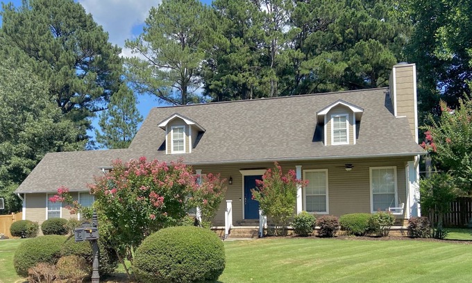 Jacksonville Maison | 3 Bed-3.5 bath upstairs with an additional Sunroom lights in rooms❤️