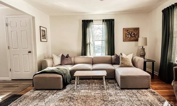 North Syracuse Maison | 3 Bed / 3 Bath 1F/2H Cozy Village Bungalow - Centrally Located, Renovated Home