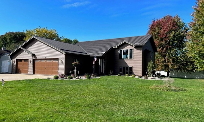 Marshfield Maison | 3-bed, 3-bath, 3-car garage executive home in Marshfield, WI