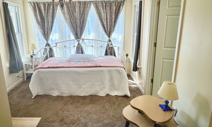 Cape Girardeau Maison | 3 Bed 3 Bath Beautiful Historic District Within Walking Downtown Cape Girardeau