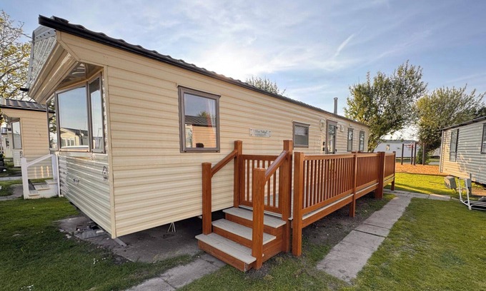 Towyn Chalet De Ski | 3 Bed Caravan - Side gated decking, WiFi, Pets