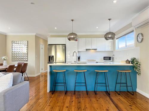 Belmont South Maison | 3-Bed Coastal Haven with Alfresco Dining & BBQ