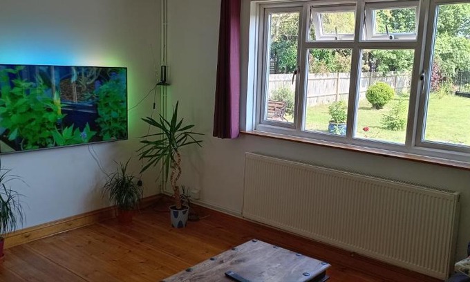 Carshalton South and Clockhouse Maison | 3-Bed Cottage in Quiet & Green Wallington