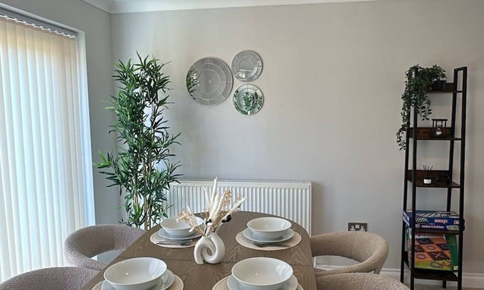 Seisdon Maison | 3-Bed Home | Parking | Garden | Near NEC & Station