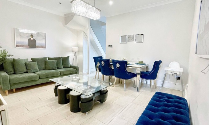 Loxford Maison | Cosy 3-BR house w. free parking & garden in Ilford