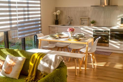 Riccarton Appartement | 3 bed home with pool table, near Westfield Mall