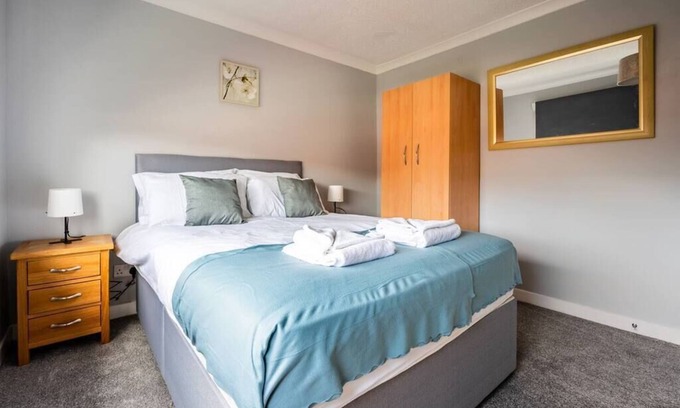 Larkhall Maison | 3 bed house in Larkhall with private driveway