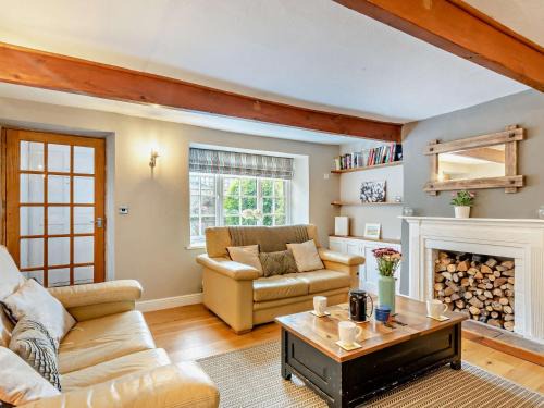 Weybourne Maison | 3 Bed in Weybourne KT144