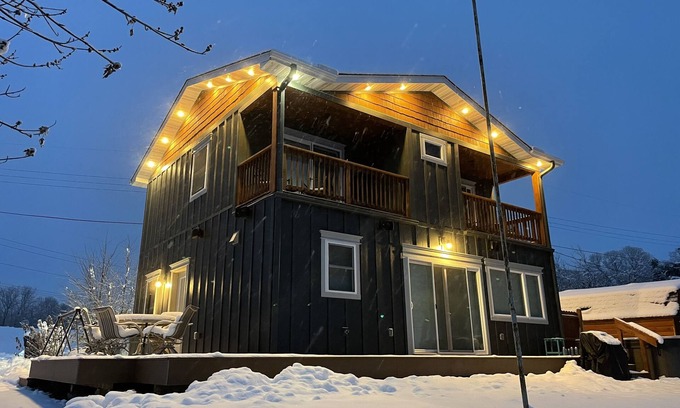 Lindstrom Cottage | 3 Bed Lake House with Balconies