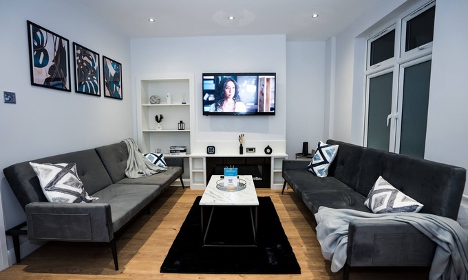 Higham Hill Maison | 3 Bed Modern House Sleeps 7 (Driveway and Free Netflix)