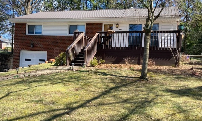 Indiana Maison | 3-bedroom 1.5 bathroom house in Indiana, PA with WiFi, central AC/heat.