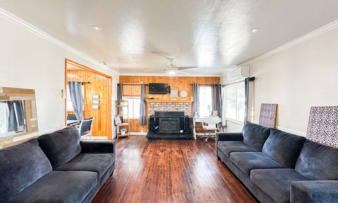 Visalia Maison | 3 bedroom, 1 bath home that is located on the country side of Visalia near freeway 99.