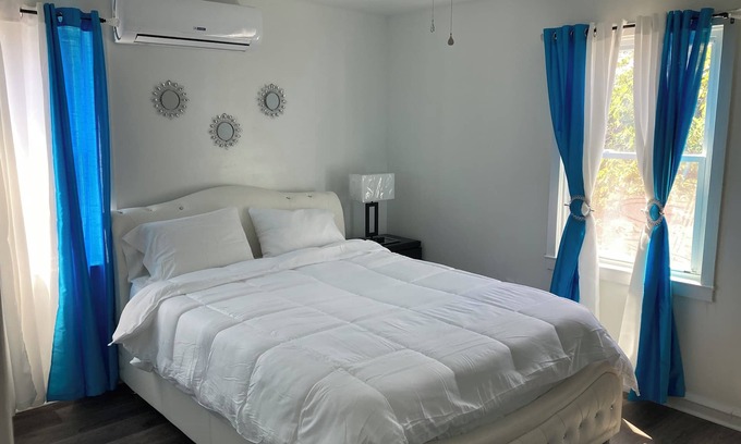 Primos Secane Appartement | 3-bedroom 1bath Luxury house with parking WiFi, AC in fabulous Philadelphia.