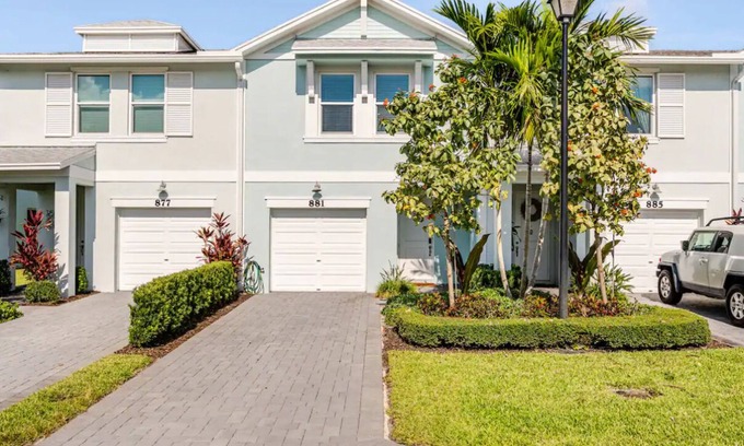 Greenacres Maison | 3 bedroom 2.5 bath townhome in West Palm Beach