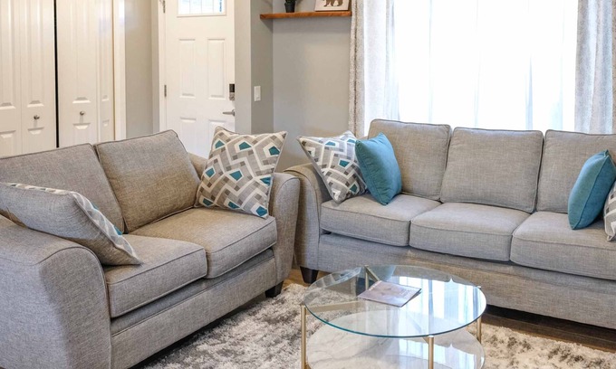 Cochrane Maison | 3 Bedroom 2.5 Bath Near Canmore, Banff & Calgary Airport Pet Friendly