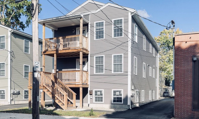 Upper South Providence Appartement | 3 Bedroom 2 bath cozy apartment — Just 5 minutes from Downtown!