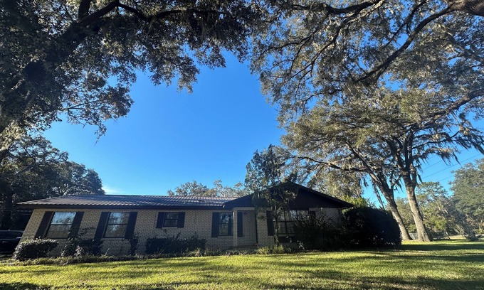 Lake City Maison | 3-bedroom 2 bath house with in ground pool