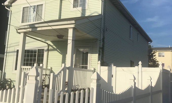 Queens Maison | 3-bedroom & 2-bath house near Beach with 2 car parking