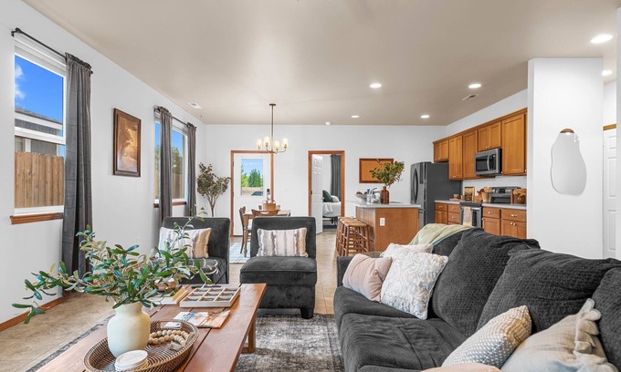 Tri-Cities Maison | 3 bedroom, 2 bath with fire pit and game room