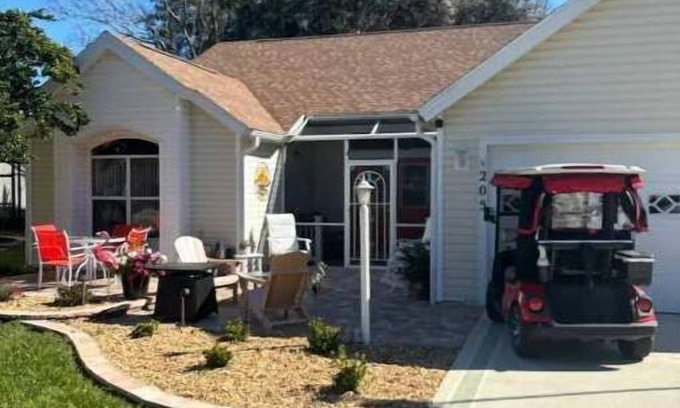 Lady Lake Maison | 3 Bedroom 2 Bathroom sleeps 6 and includes golf cart - close to town squares