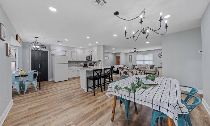 Woodway Maison | 3 Bedroom/ 3 Bathroom Home in Waco - Hammock, Firepit, Spacious Layout