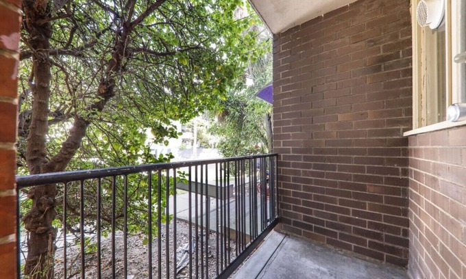 St. Kilda East Appartement | 3 Bedroom 60s Retro by Alma Park